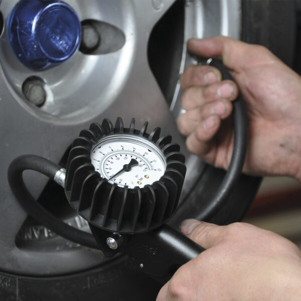 Tire inflating gun with clamping nipple - Image 3
