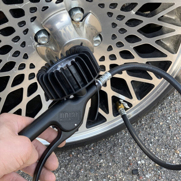 Tire inflating gun with clamping nipple - Image 4